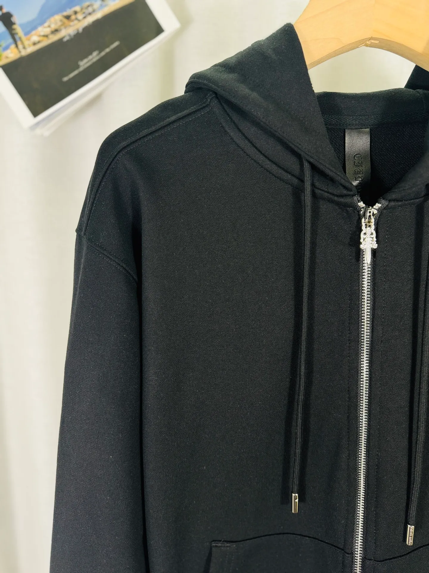 P340 top version, real shot without P, ​​different from market currency) 𝗖𝗵𝗿𝗼𝗺𝗲 𝗛𝗲𝗮𝗿𝘁𝘀/Cro Heart 2025 washed and burned flower patch embroidered autumn and winter new original single counter American hollow patch 3D couple casual cardigan sweatshirt 👑The highest version! Customized fabric 480g tripe terry fabric! American acid-washed and distressed original fabric, laser burning + patch embroidery, exquisite embroidery of letters! The best-selling model in the counter, very comfortable to wear. Accessories: original molded and authenticated collar label➕100% silk wash label. Genuine purchase-grade original hangtag➕matching hanging rope➕3D hanging beads➕original packaging bag. Craftsmanship: The original version has consistent wiring! The highest version of the armhole matching technique! Color: Black Apricot Size: S M L XL Style Number: 25-356